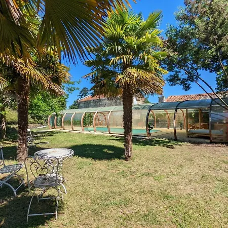 Familial En Pleine Nature Avec Piscine Chauffee Et Equipements Bebe - Fr-1-653-129